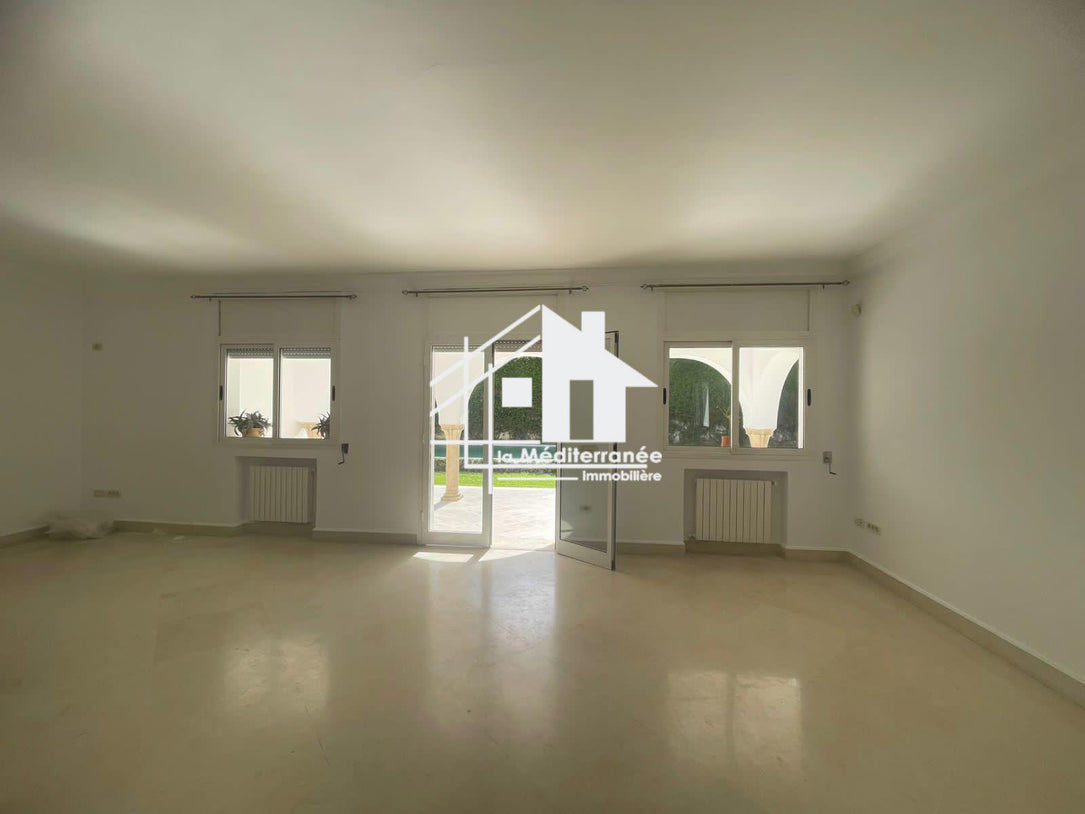 A vendre villa s+6 avec piscine à Marsa Nassim