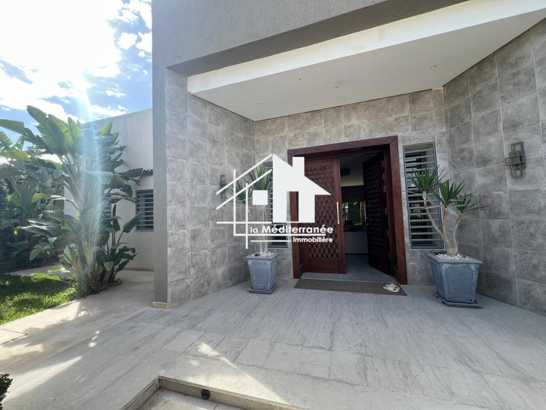 A vendre une luxueuse villa plain pied à la soukra