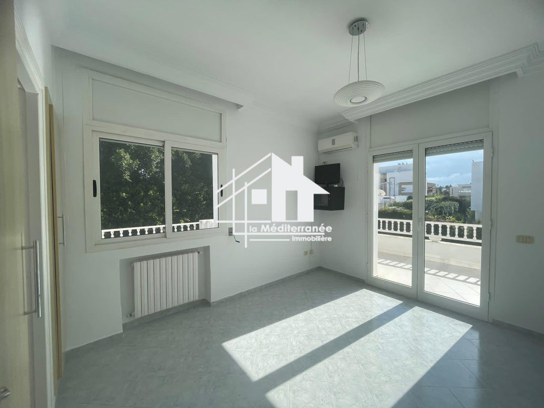 A vendre villa s+6 avec piscine à Marsa Nassim