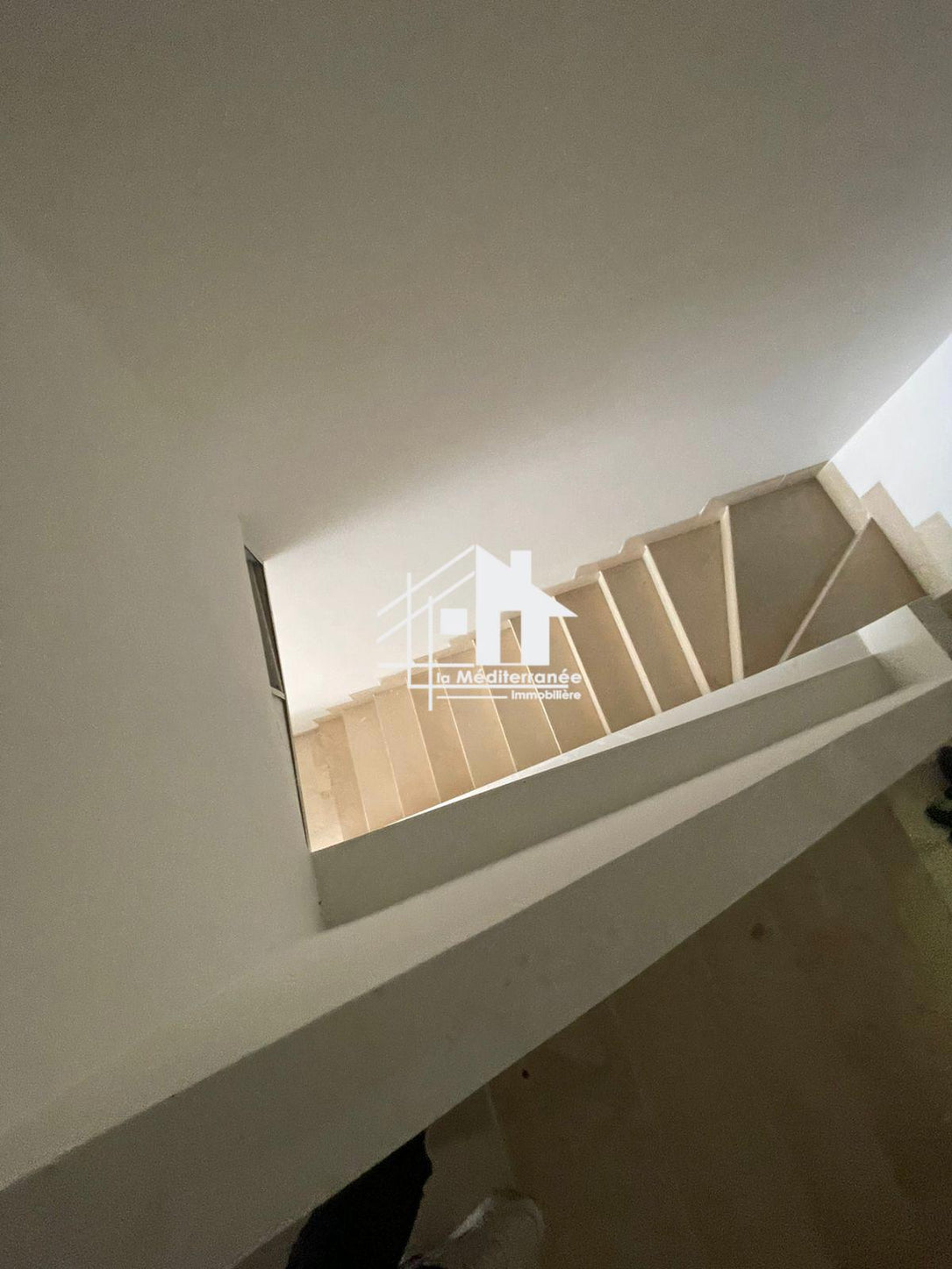 a vendre local 220 m² aux jardin el menzeh2