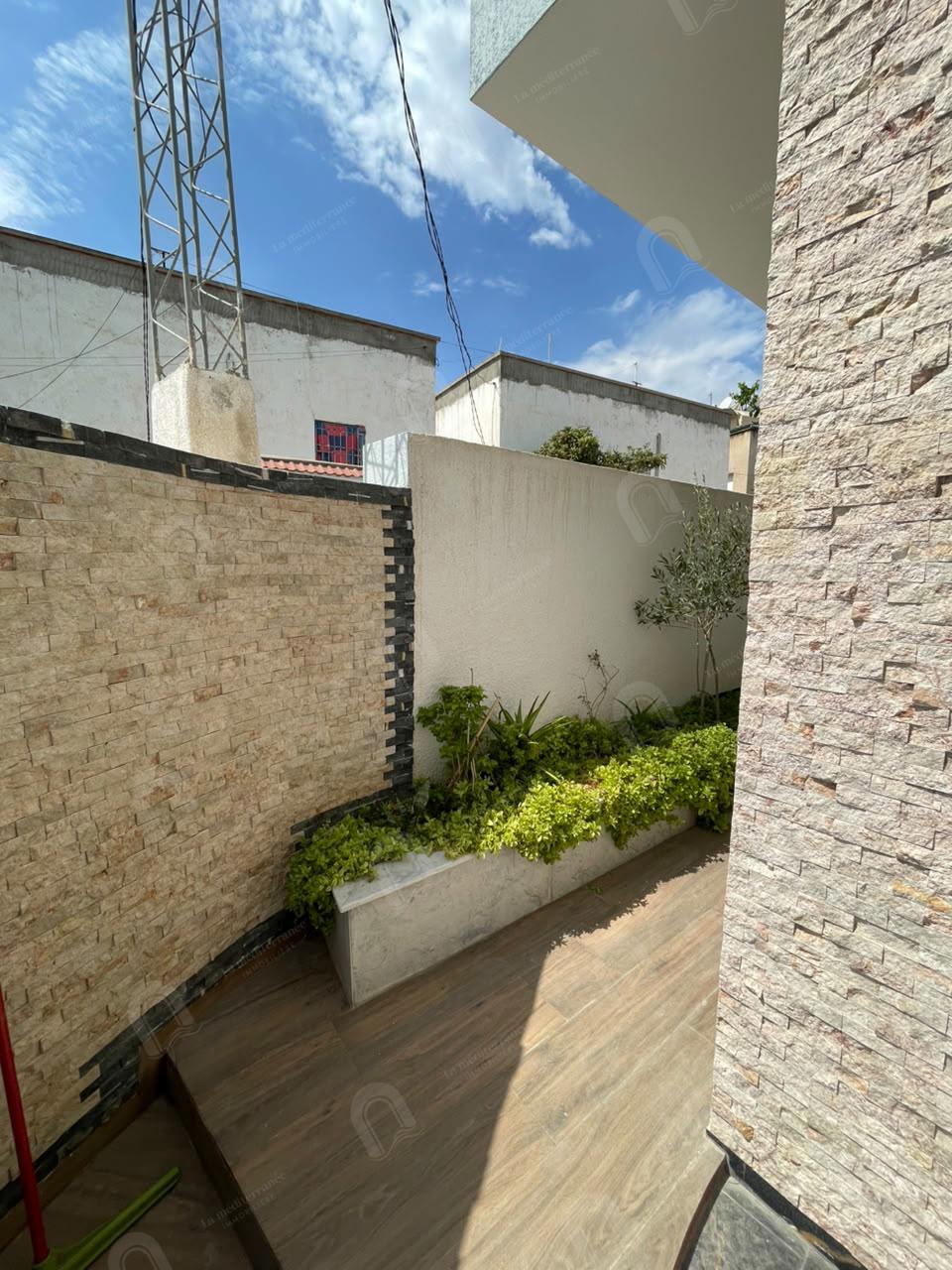 A louer un étage de villa S+3 meublé