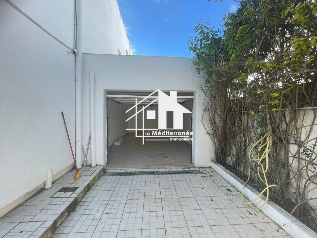 A vendre villa s+6 avec piscine à Marsa Nassim