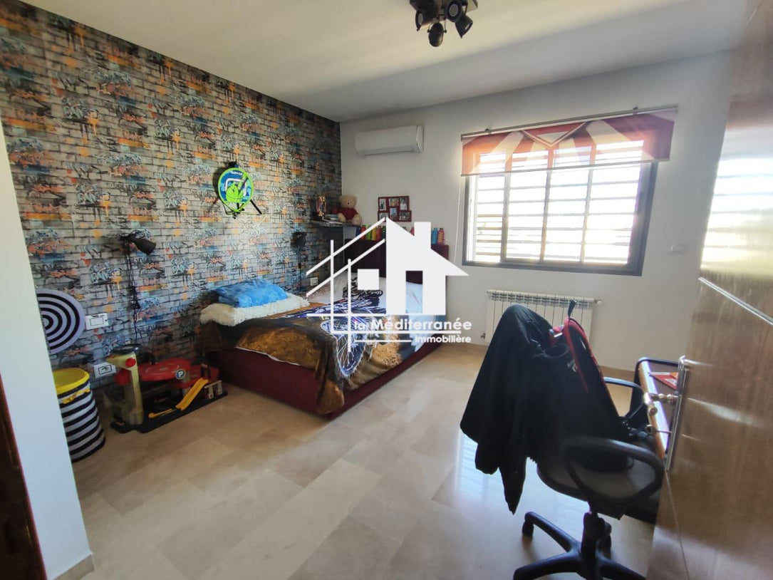 A vendre une superbe villa jumelée avec piscine et jardin