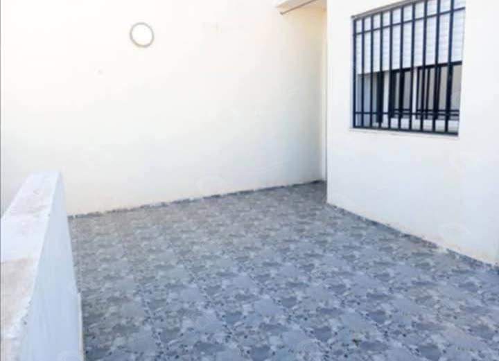 A louer un étage de villa S+1 a cité el waha