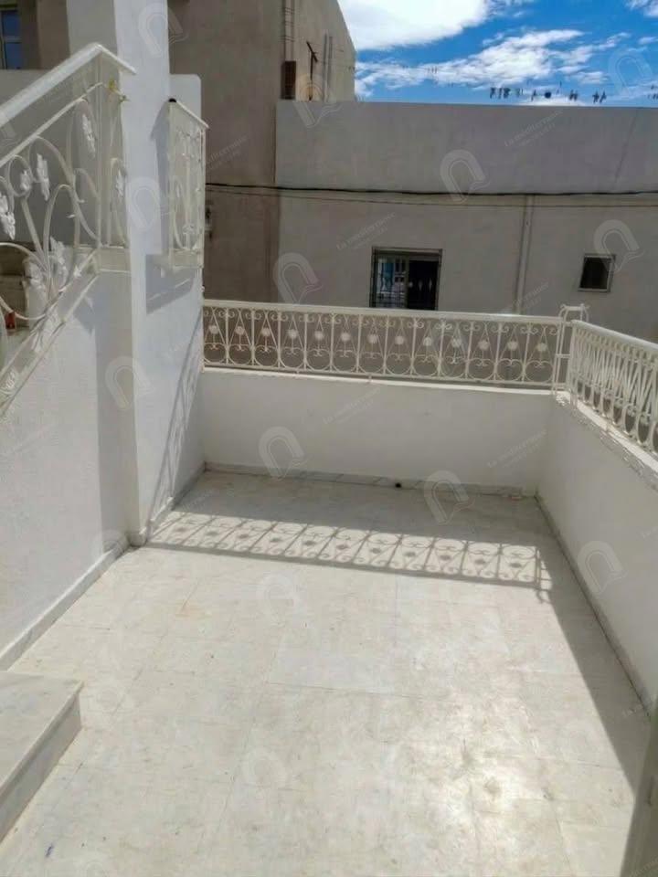 A louer un étage de villa S+2 à khaznadar