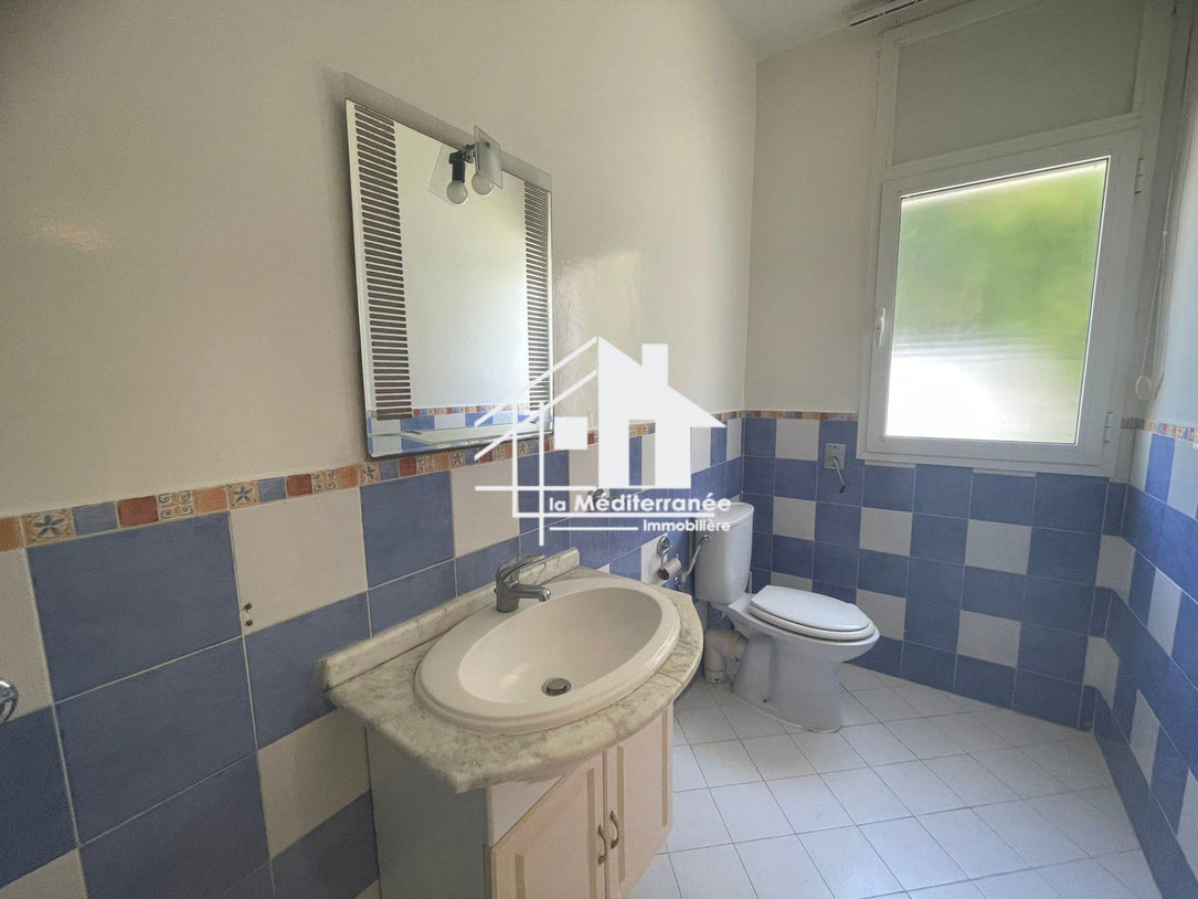 A vendre villa s+6 avec piscine à Marsa Nassim