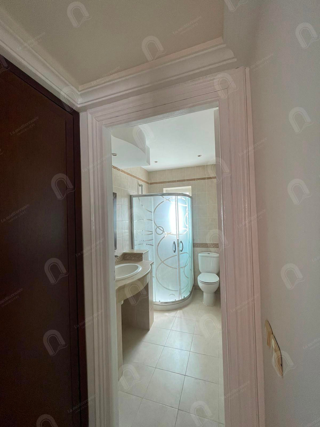 location s+3 au 2éme étage de villa avec piscine