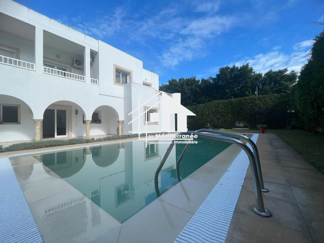A vendre villa s+6 avec piscine à Marsa Nassim