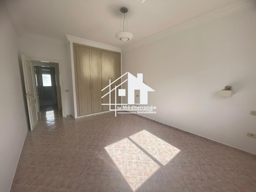 A vendre villa s+6 avec piscine à Marsa Nassim