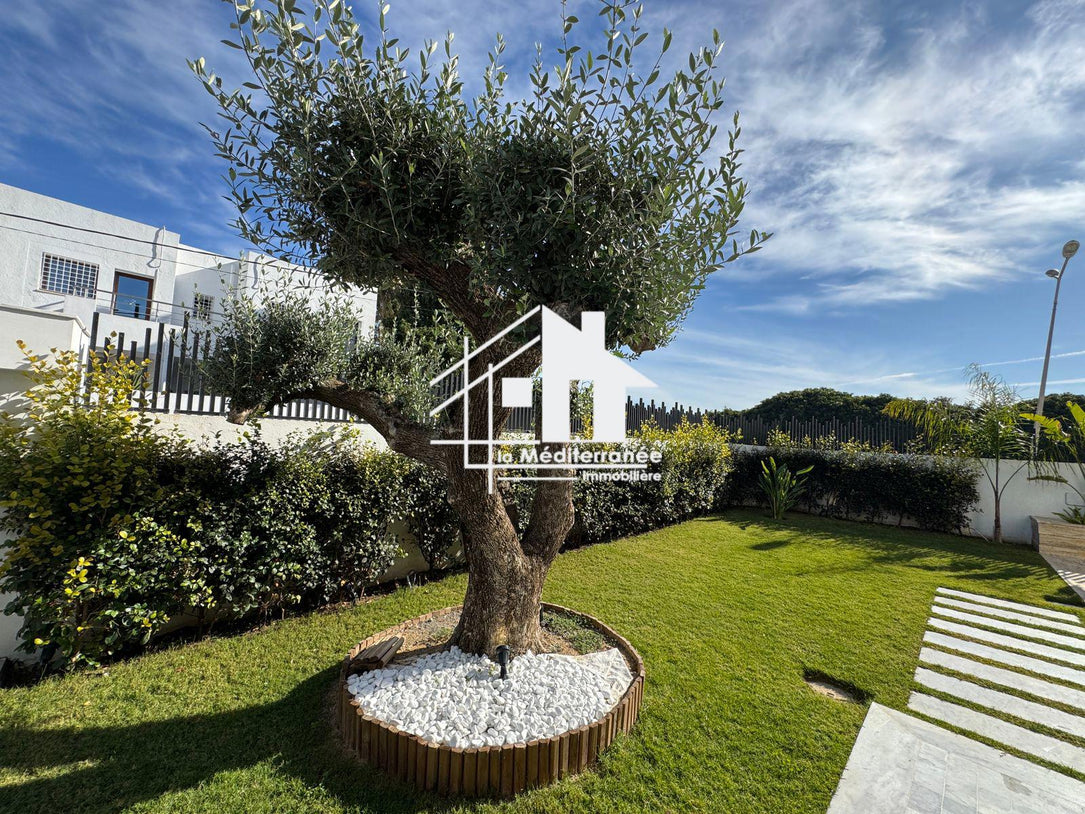 Une magnifique villa S+3 avec piscine à cité les pins