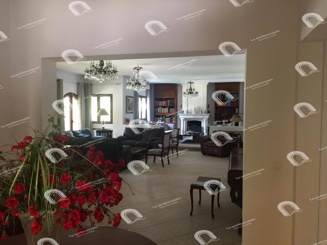 A vendre Villa S+4 avec piscine  à la soukra