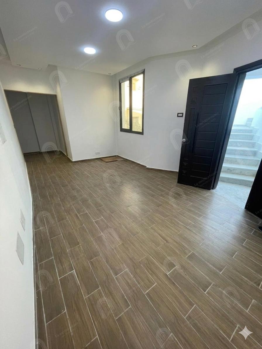 A louer un Etage de villa s+4 Usage bureautique jamais habitée A Rades cote apollo