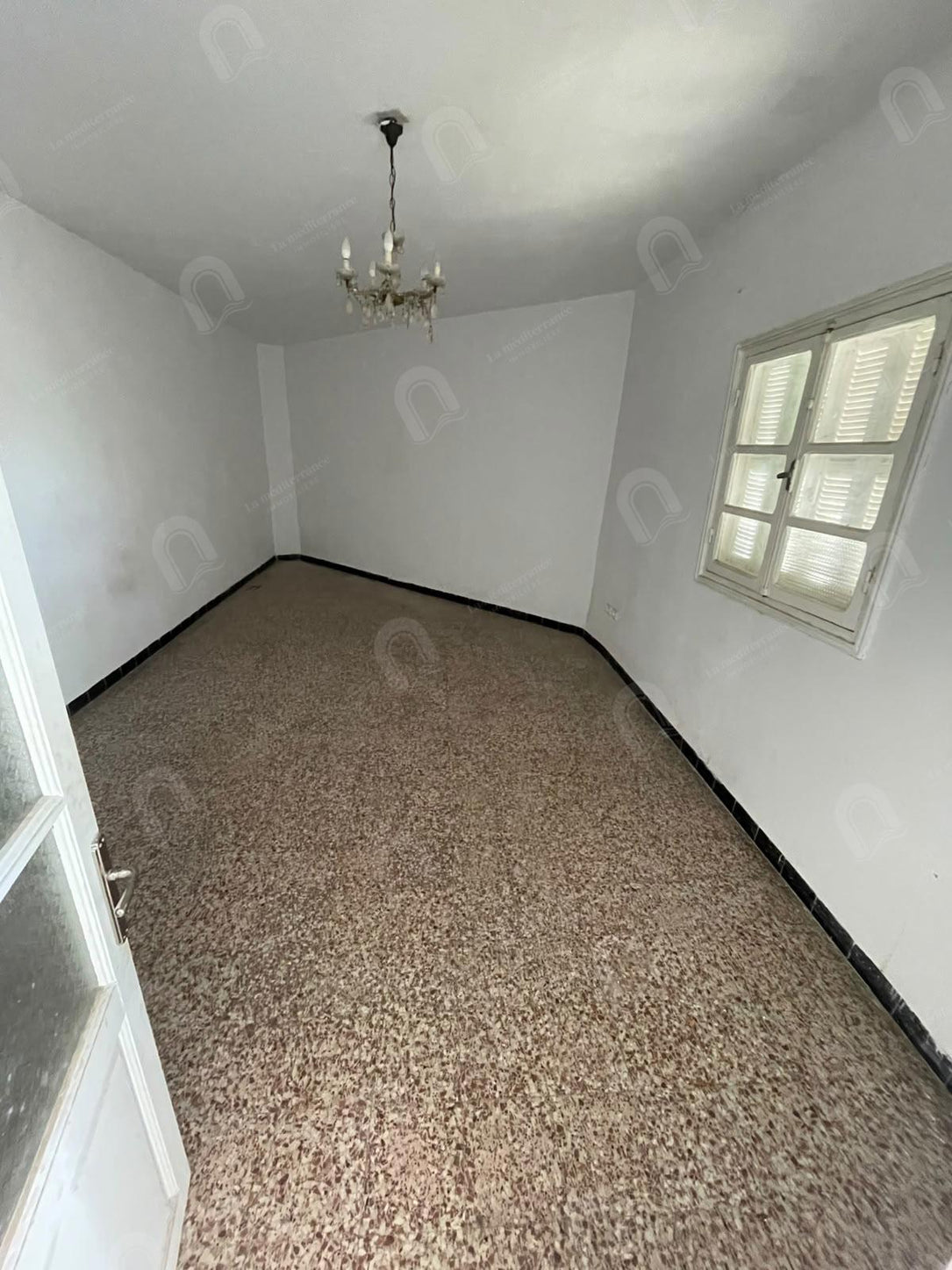 A louer un étage de villa S+3 situé au 1er étage