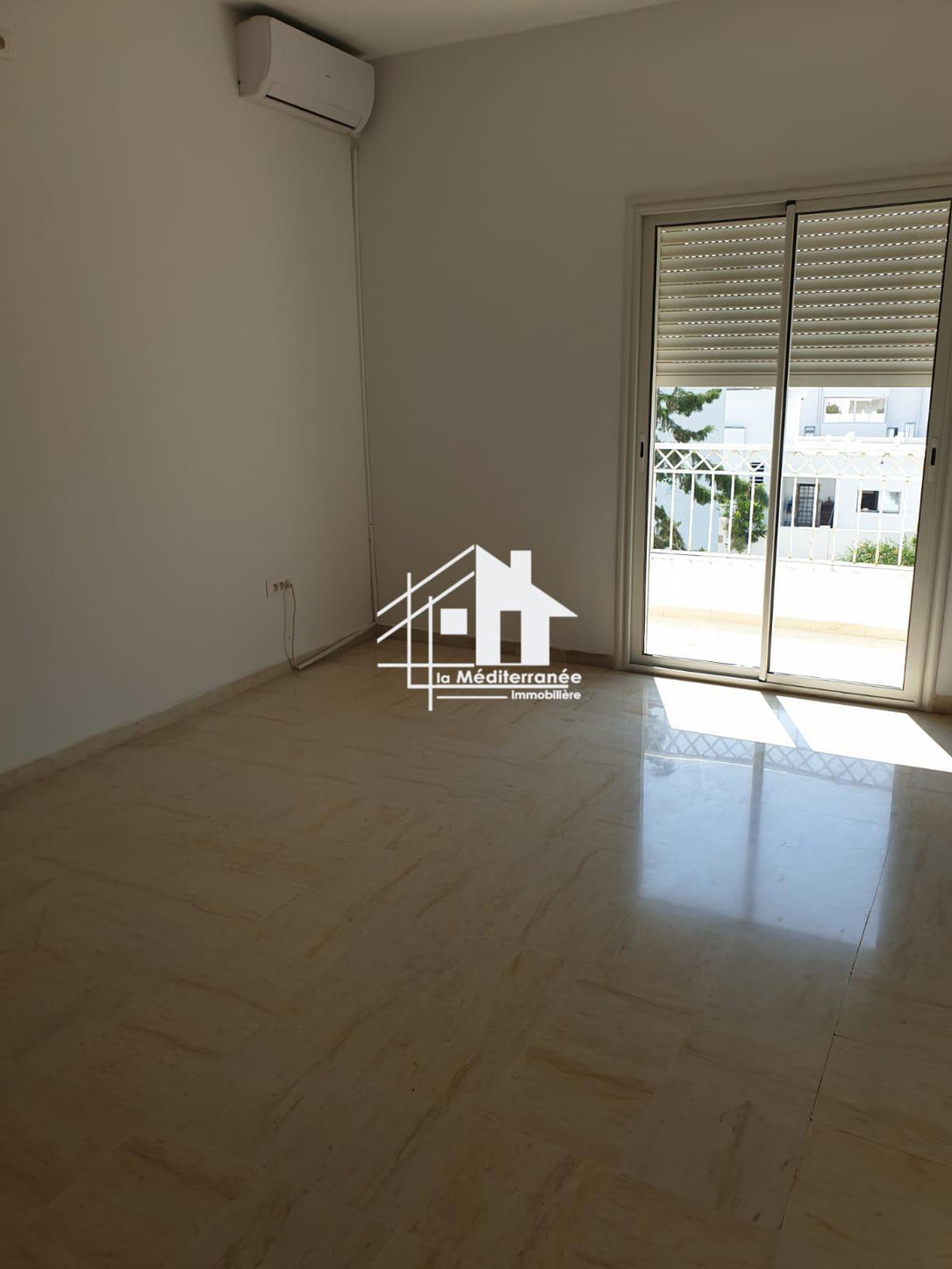 À louer étage de villa S+3 aux Jardins de Carthage avec place de parking