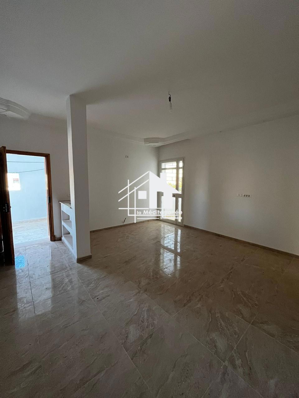 A louer un étage de villa S+2 indépendant à khaznadar