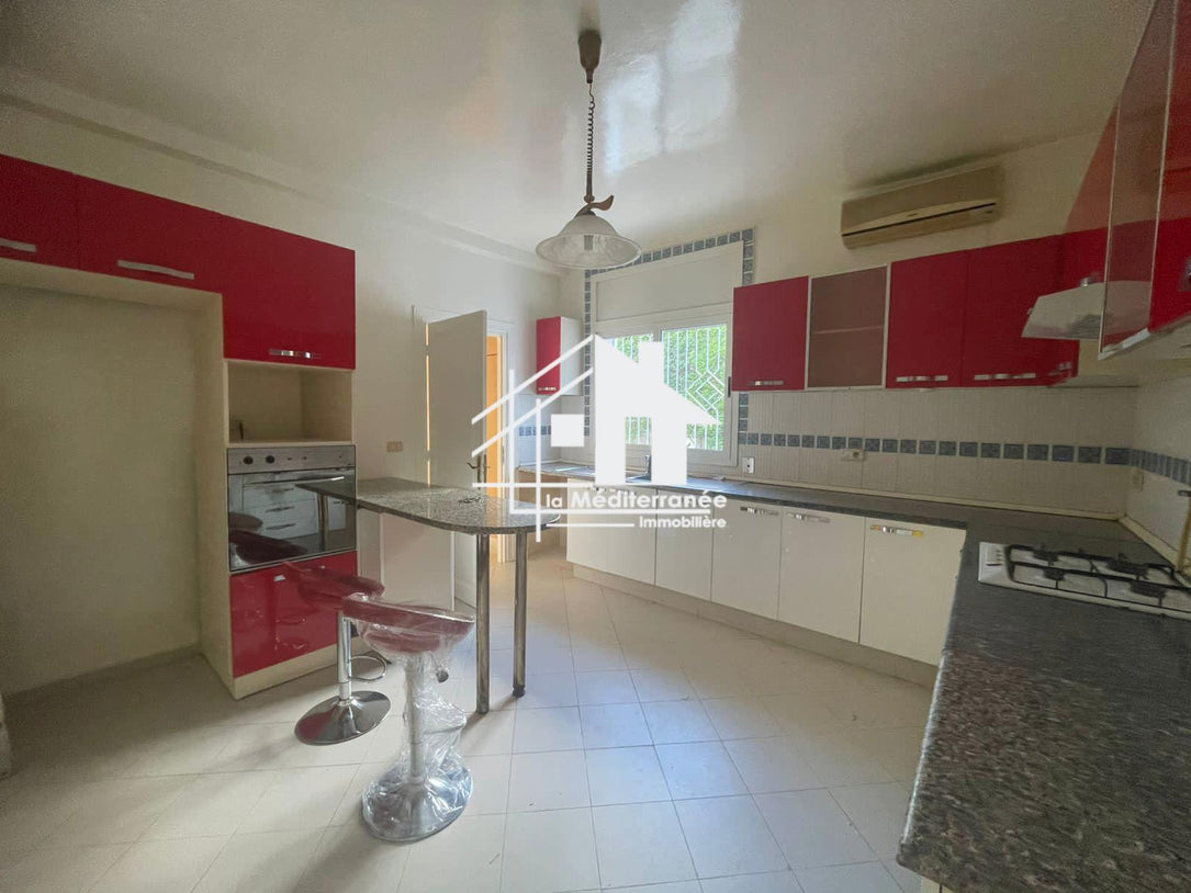 A vendre villa s+6 avec piscine à Marsa Nassim