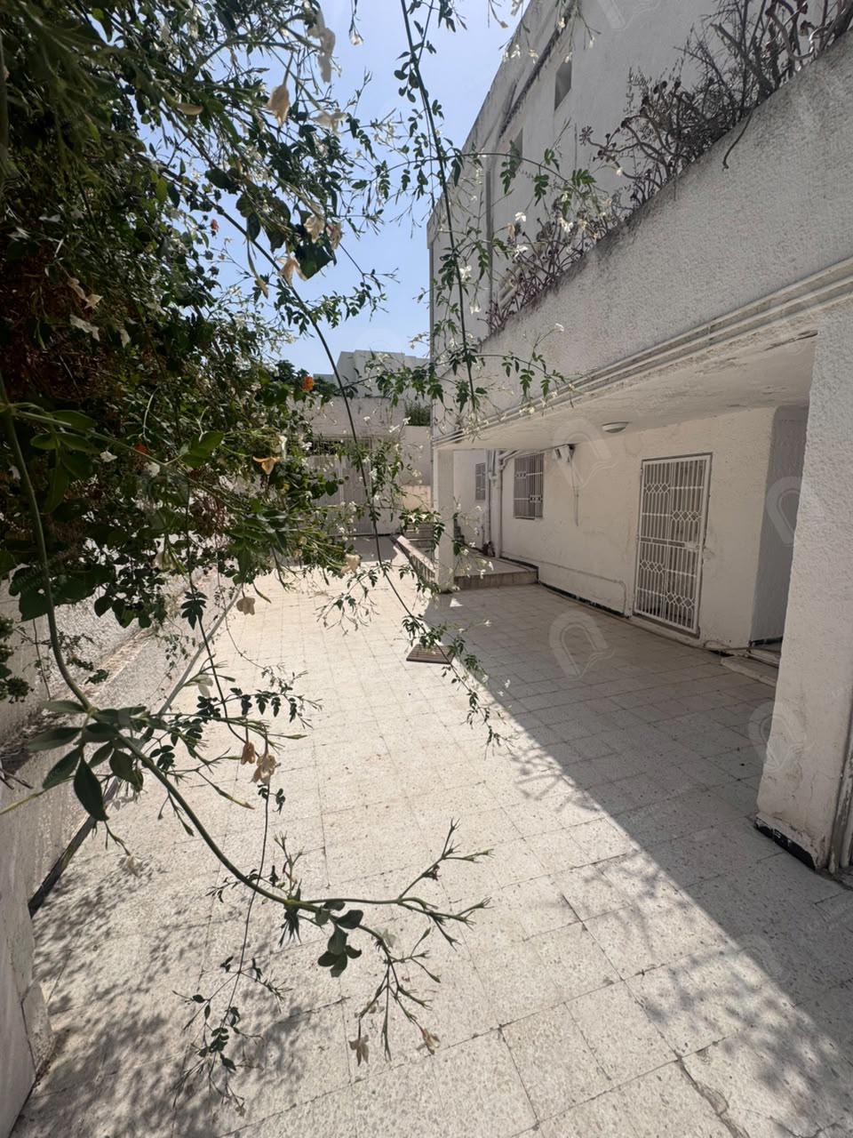 A vendre une villa d'angle sur deux niveau