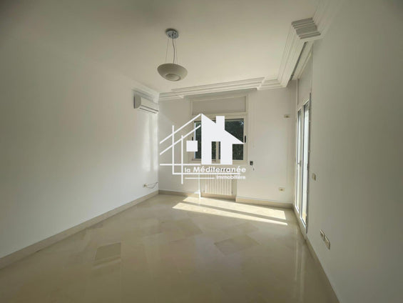 A vendre villa s+6 avec piscine à Marsa Nassim