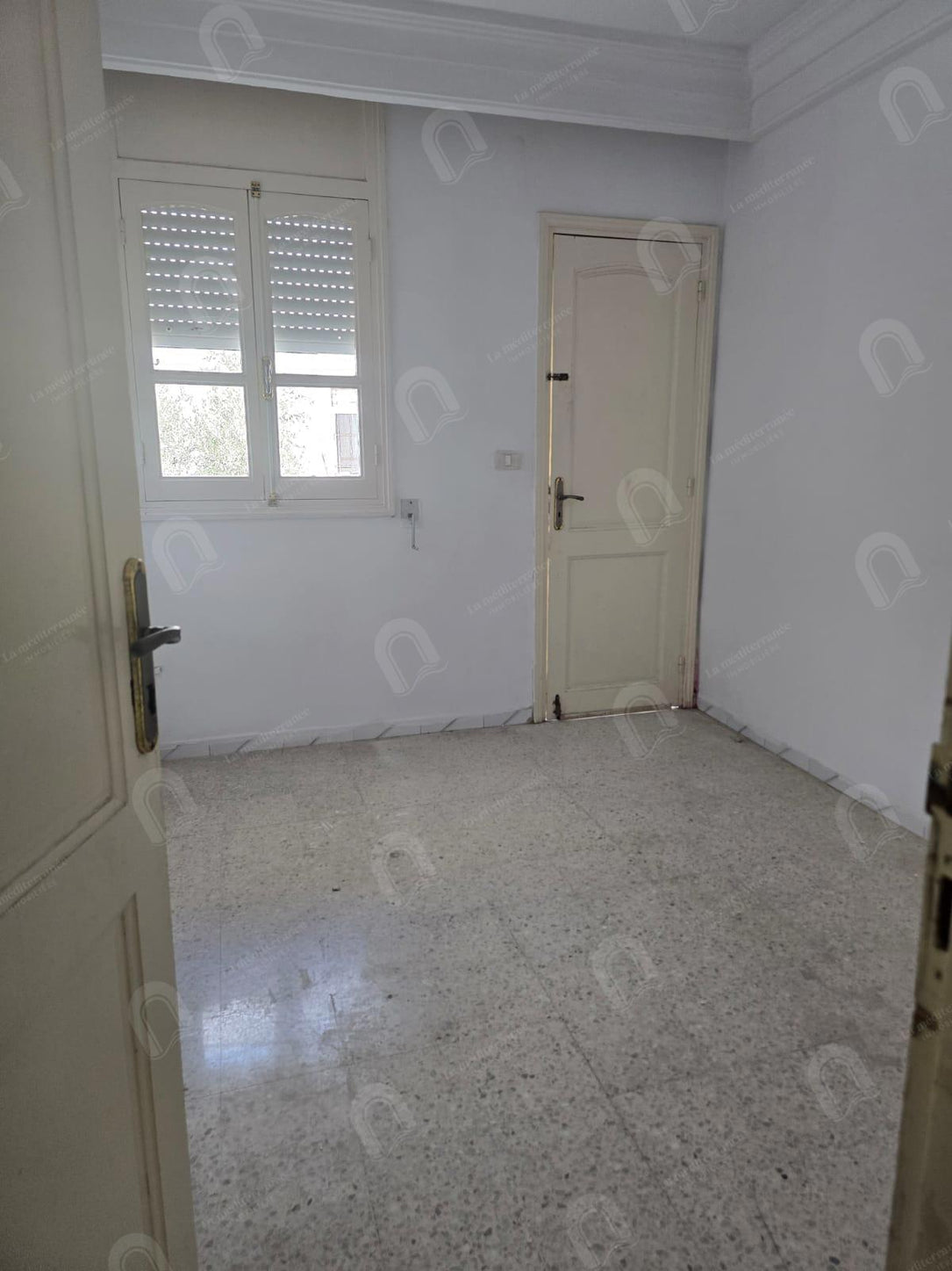 A louer un appartement S+2 situé au 1er étage