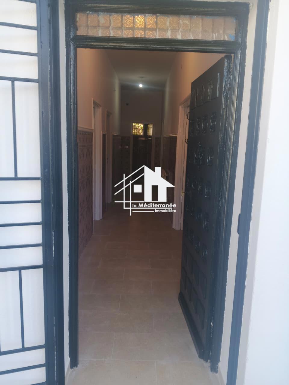 A louer étage de villa S+3 Rdc à bayrem etounsi