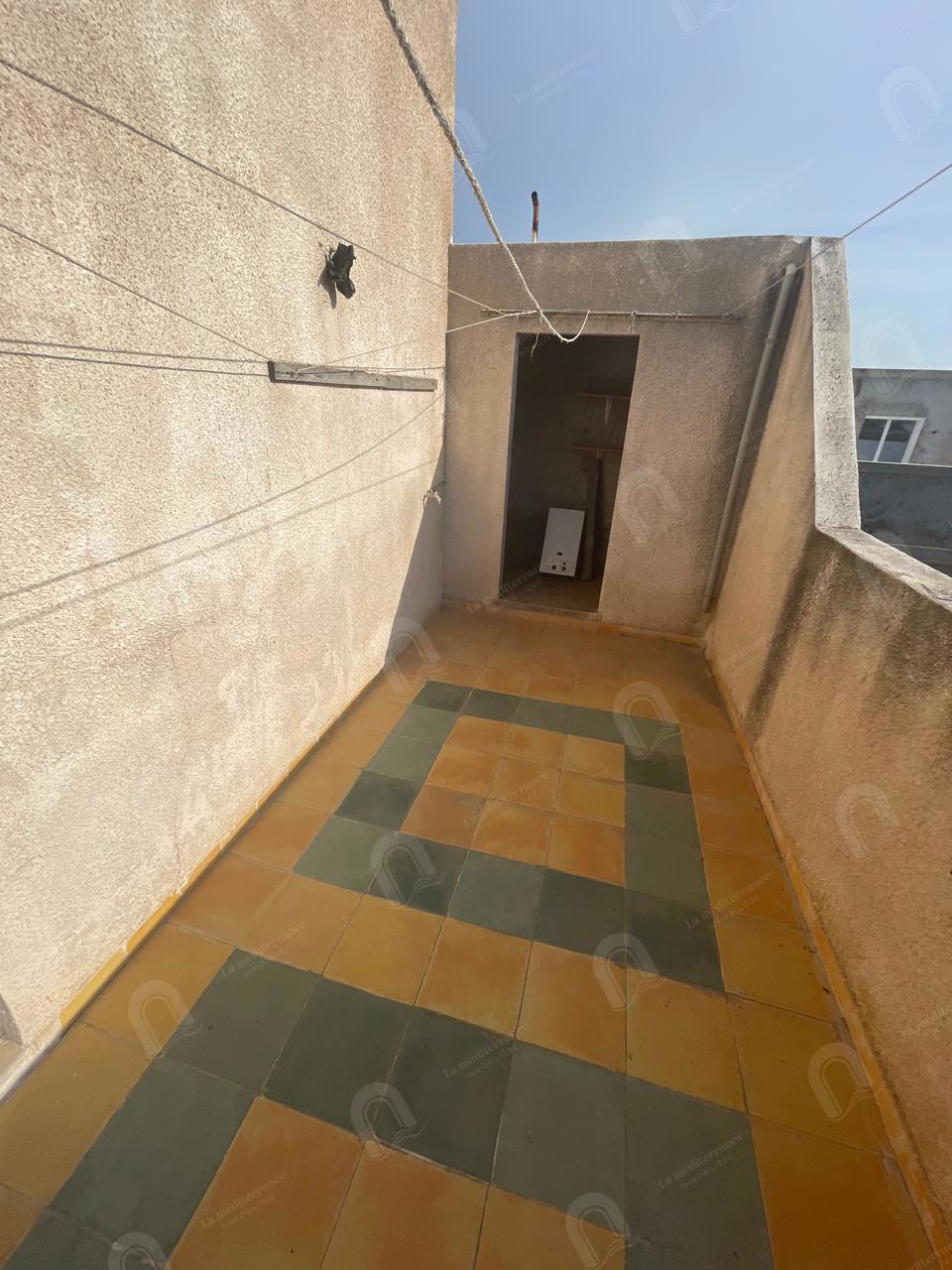 A louer un duplex 2S+4 hst au bardo