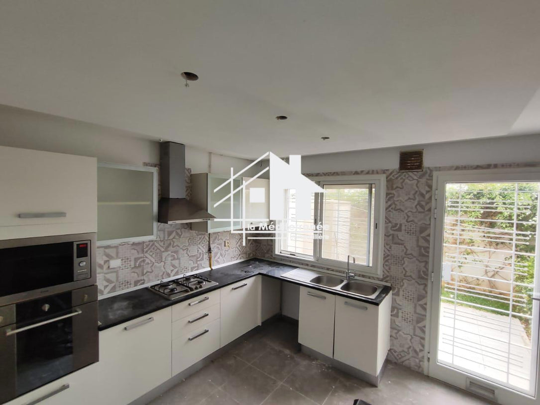 A louer une villa s+5 avec double jardin à la soukra