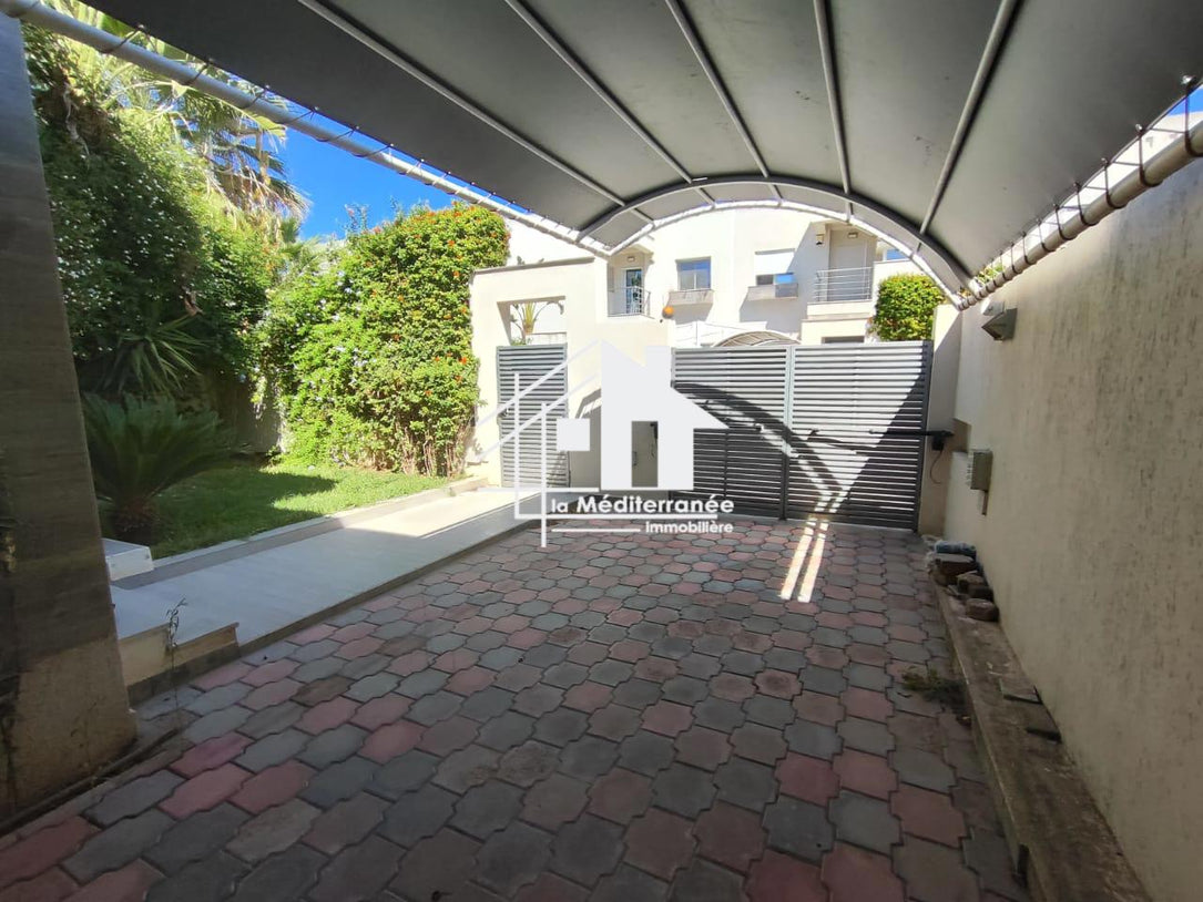 A louer une villa jumelée s+4 avec jardin