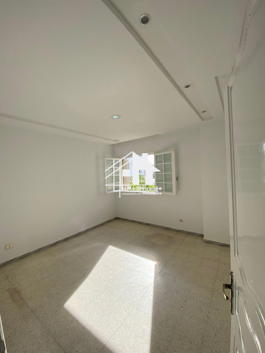 A louer un étage de villa H+2 à un usage bureautique au bardo