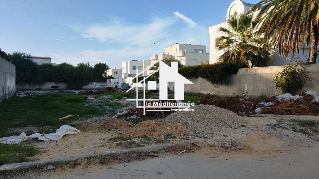 A vendre un terrain donnant sur deux rues à Gammarth