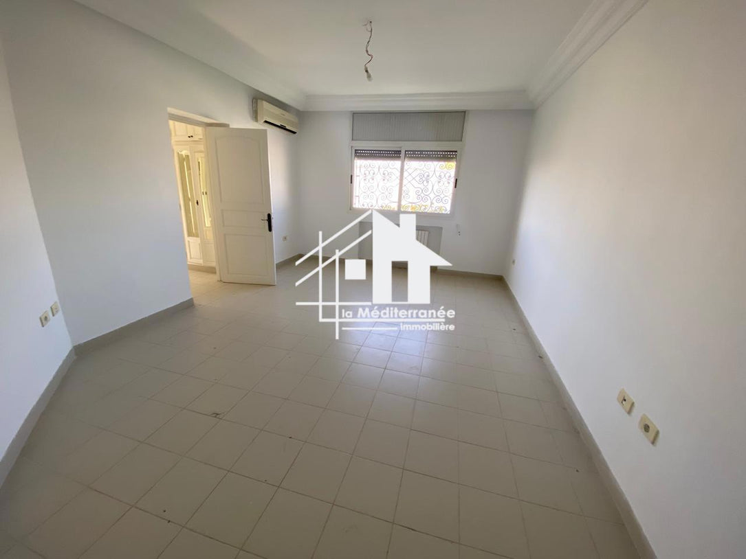 une villa S+5 a gammarth