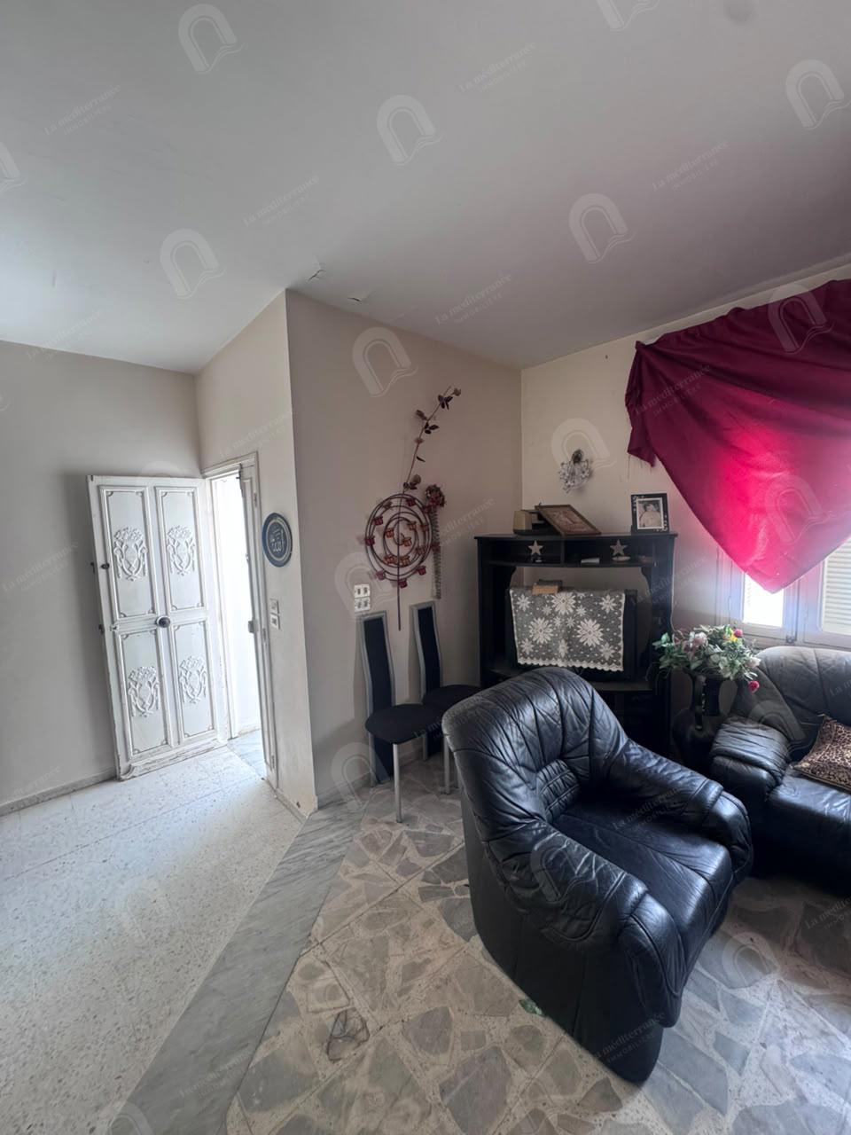 A vendre une villa d'angle sur deux niveau