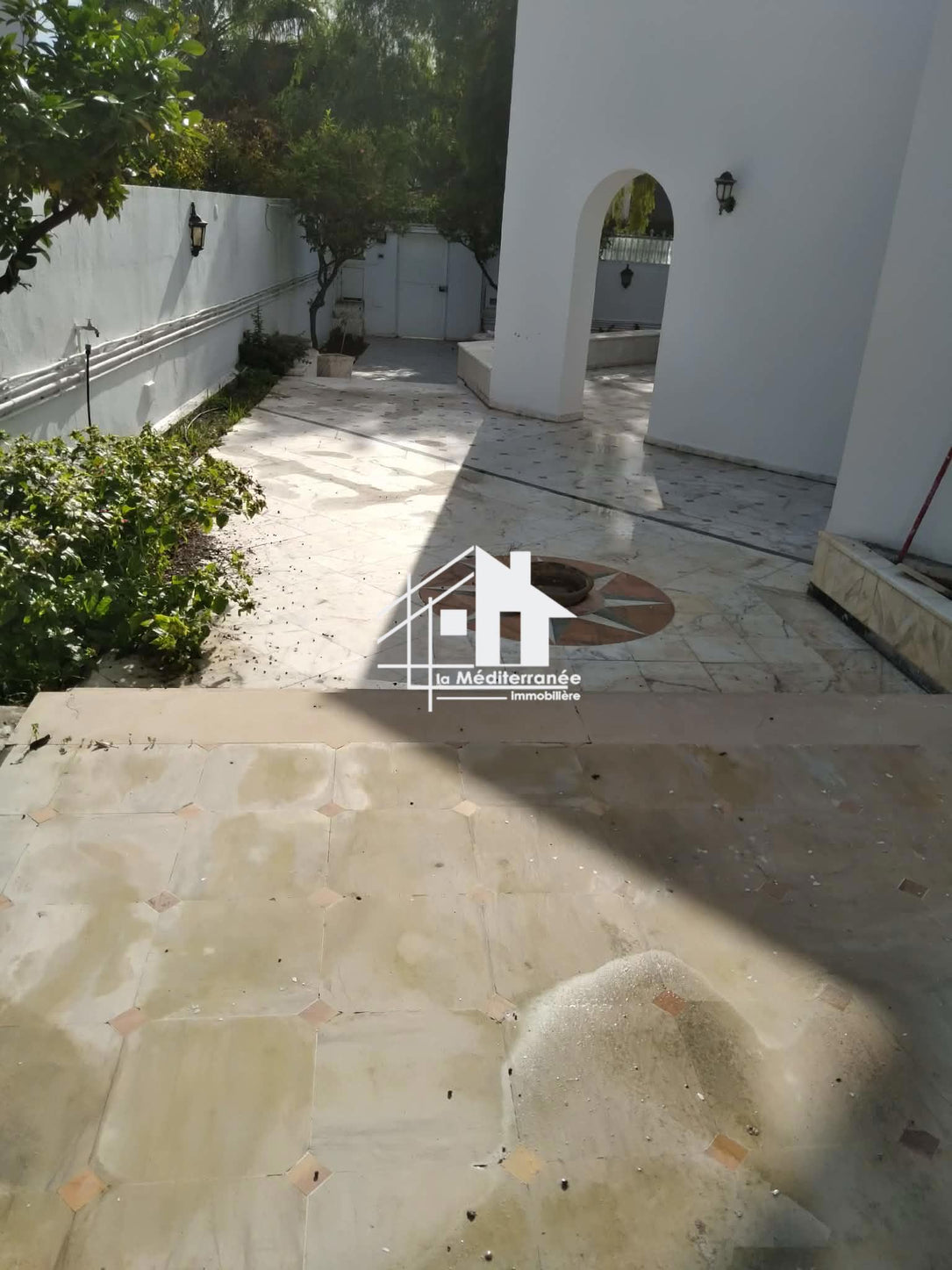 A louer villa S+5 à El Mana 1