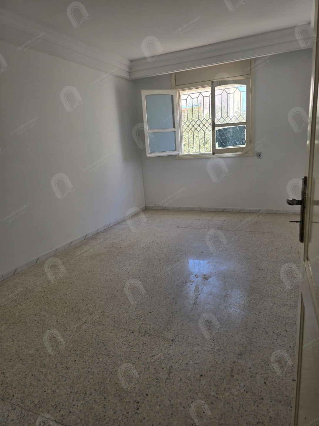 A louer un appartement S+2 situé au 1er étage