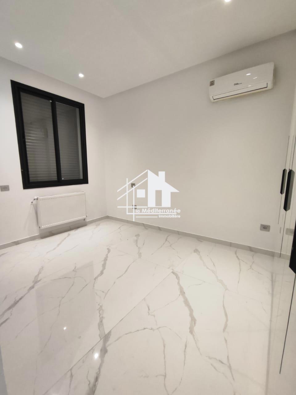 A louer villa S+4 La Soukra