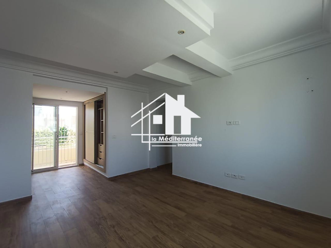 A vendre une villa avec avec piscine à la soukra