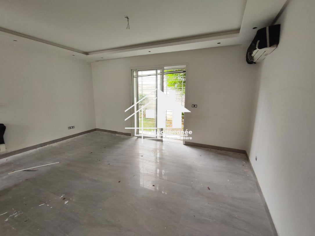 A louer une villa s+5 avec double jardin à la soukra
