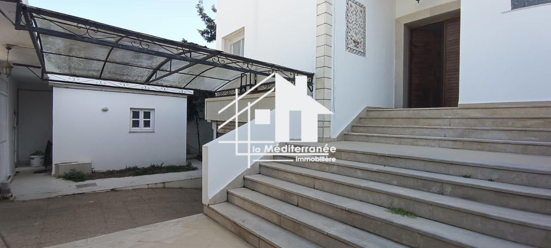 A louer villa S+5 à la Soukra