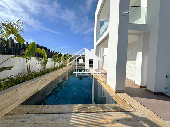 Une magnifique villa S+3 avec piscine à cité les pins