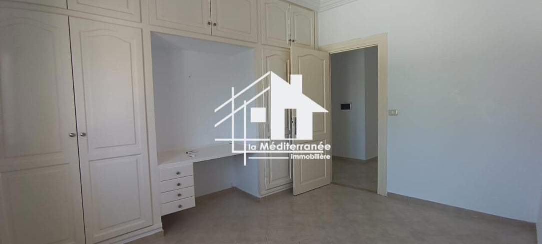 A louer villa S+5 à la Soukra