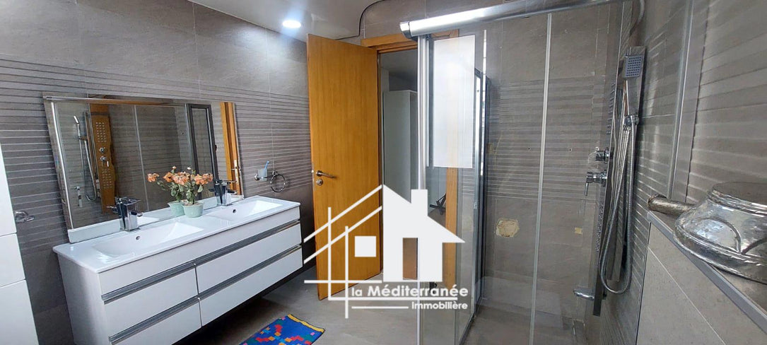 A louer villa S+5 avec piscine à la Soukra