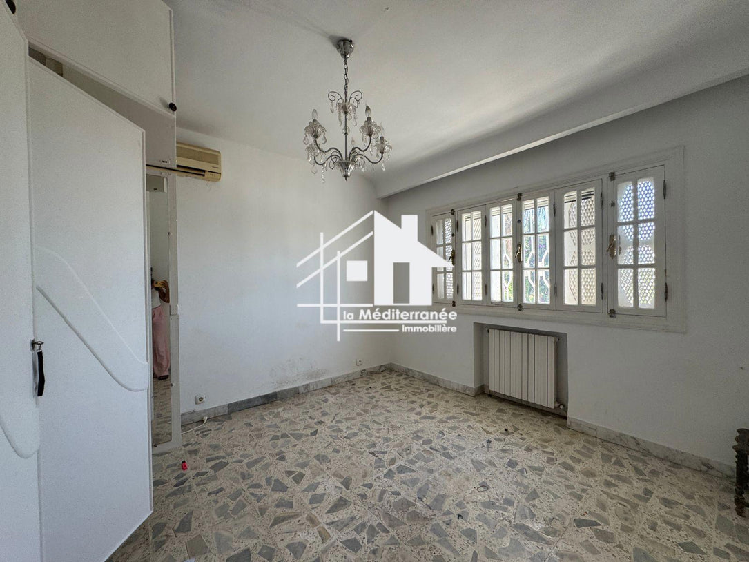 Une villa S+4 à Gammarth