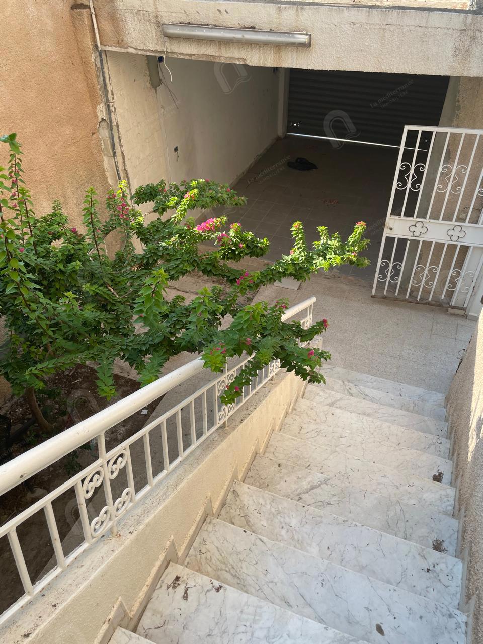 A louer un duplex 2S+4 hst au bardo