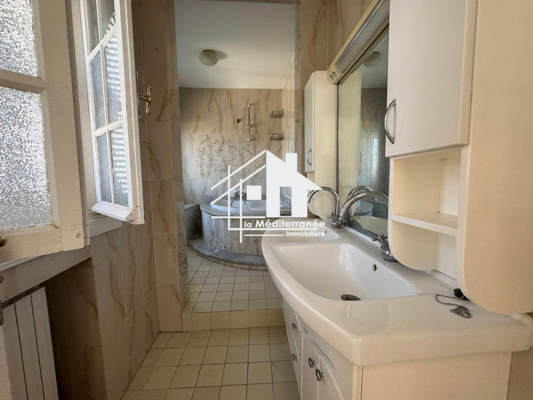 Une villa S+4 à Gammarth