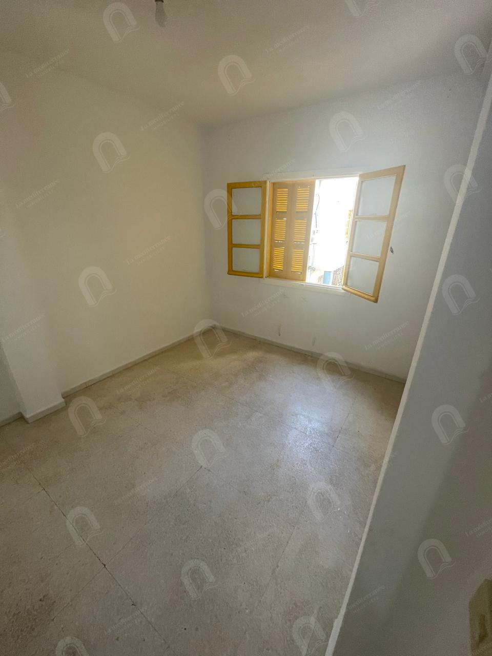 A louer un appartement S+2 situé au 2ème étage