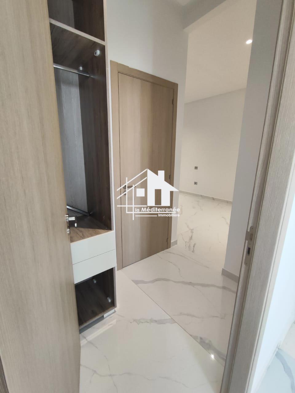 A louer villa S+4 La Soukra