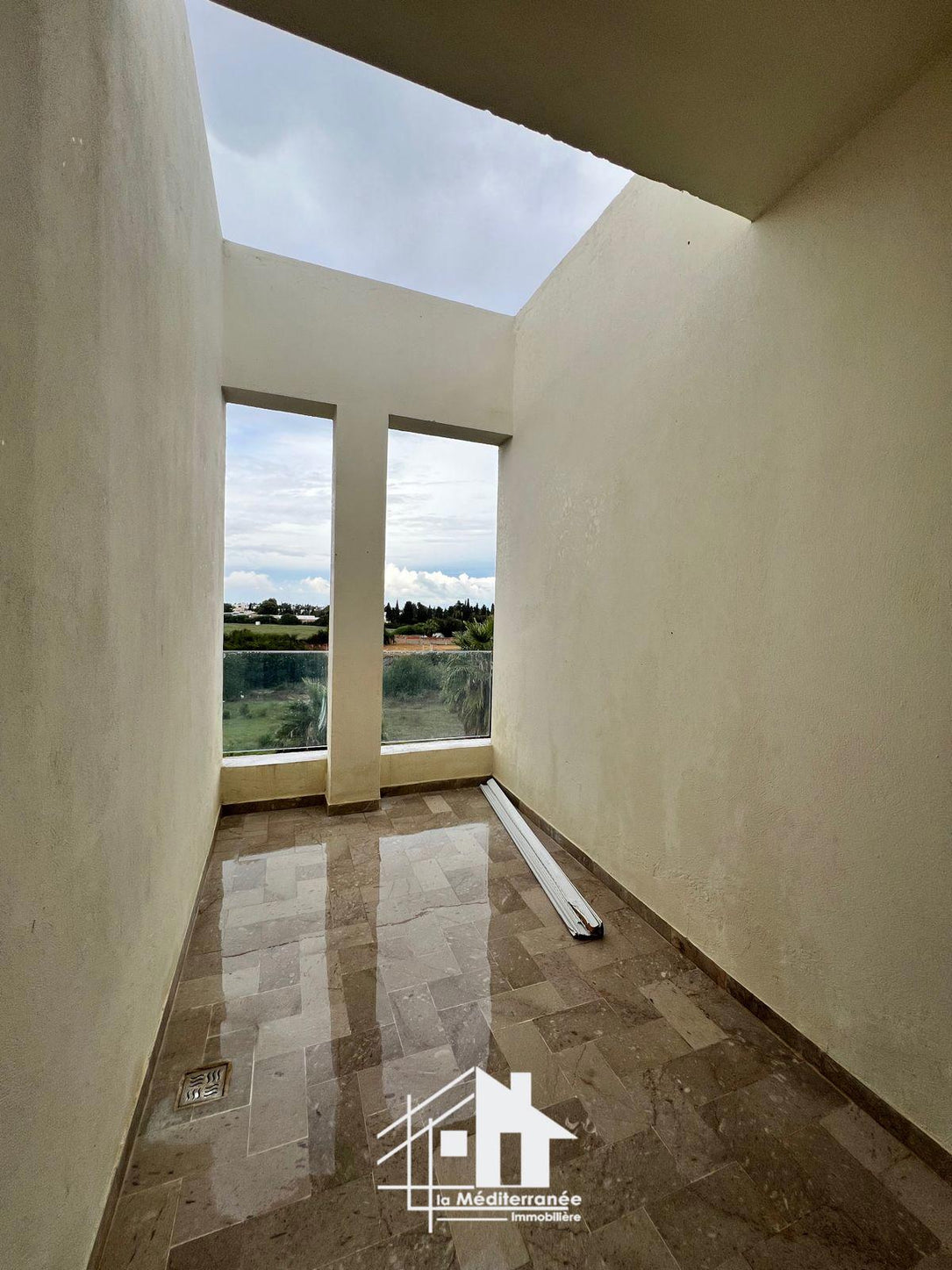 A vendre appartement s+2 d'exception à la soukra