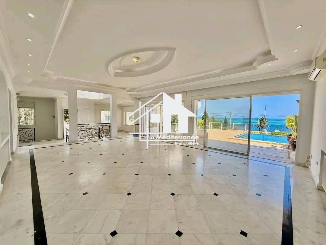 une villa S+5  la marsa corniche