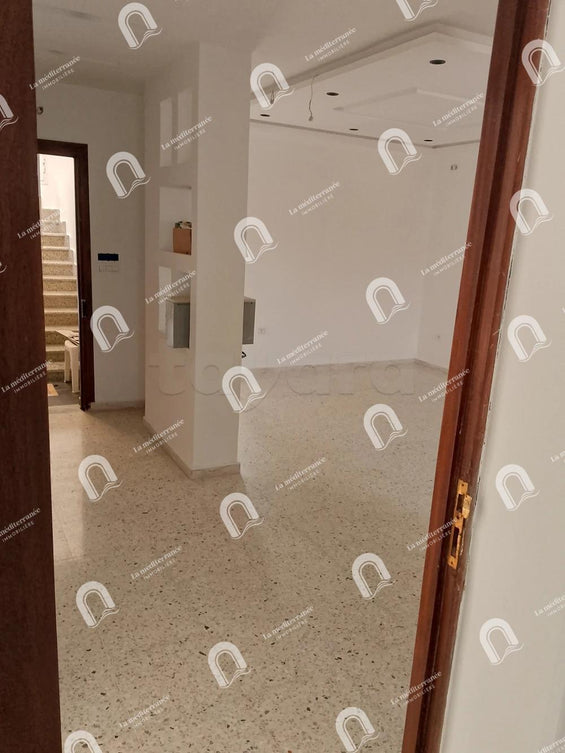 A louer étage de villa S+3 situé au 1er étage à denden