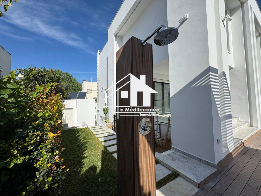 Une magnifique villa S+3 avec piscine à cité les pins