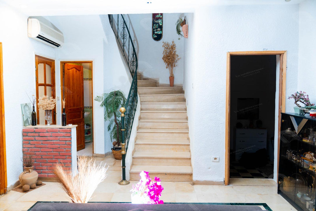 A vendre une villa de style triplex à denden